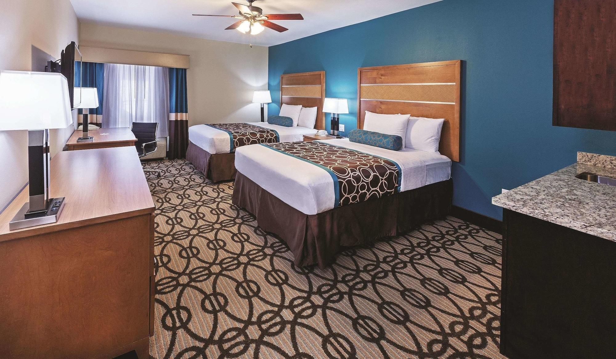 La Quinta By Wyndham Willowbrook Hotel