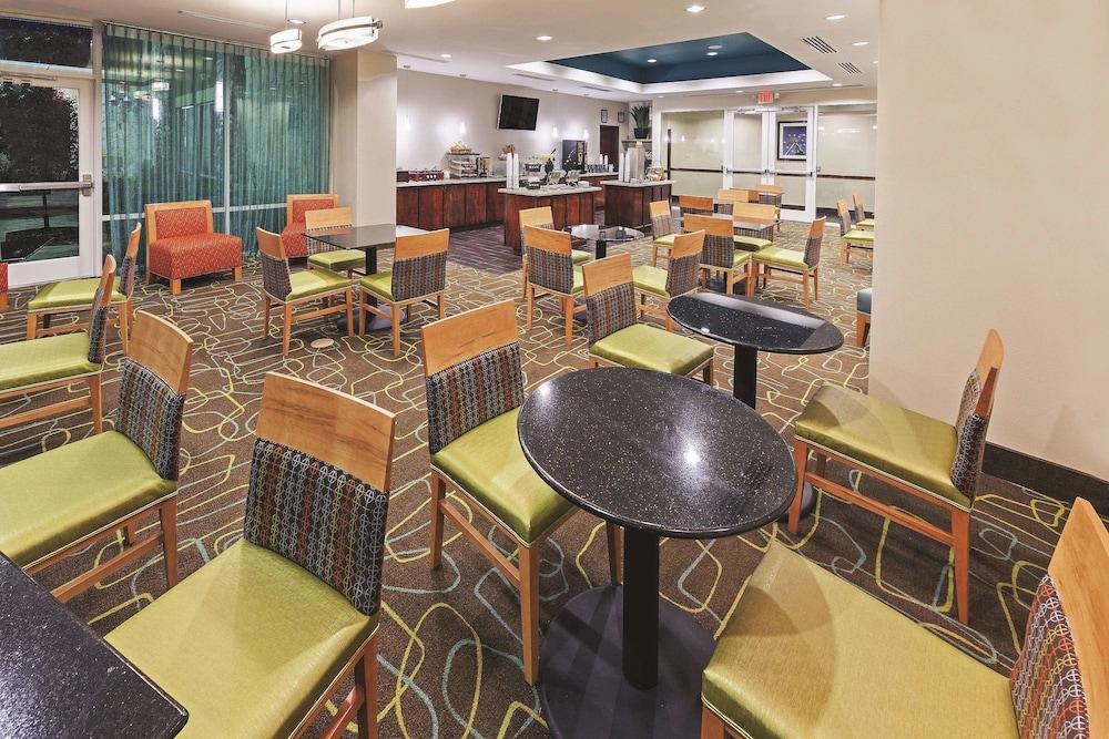 La Quinta By Wyndham Willowbrook 2*