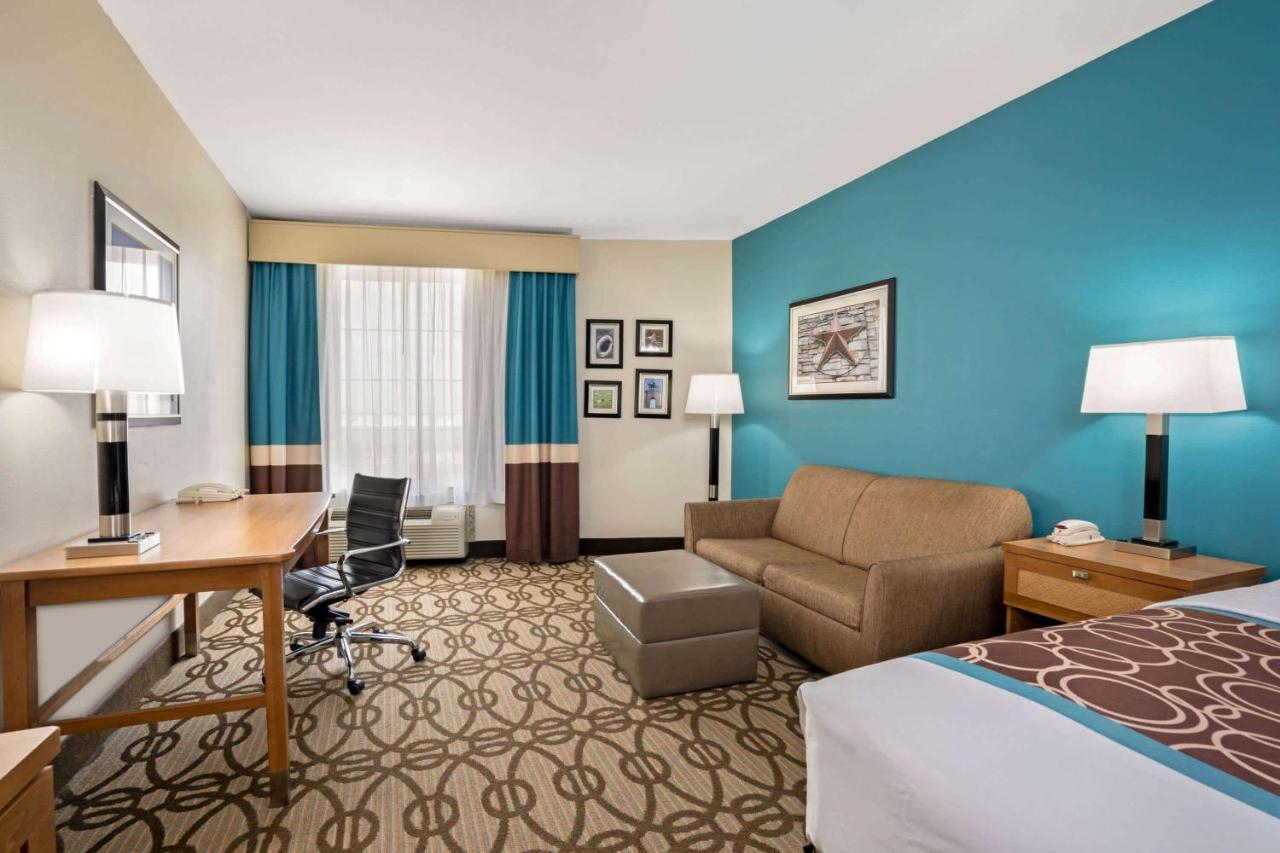 La Quinta By Wyndham Willowbrook Hotel